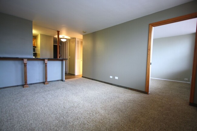 Building Photo - Updated 1 Bed, 1 Bath Steps to the Lake Av...