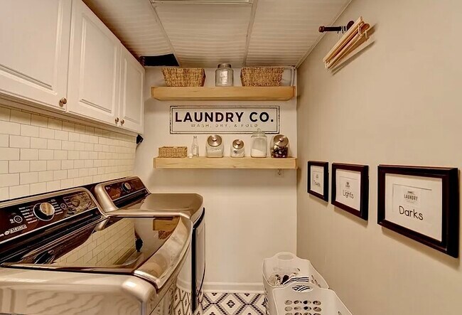 Building Photo - 561 Russell Rd