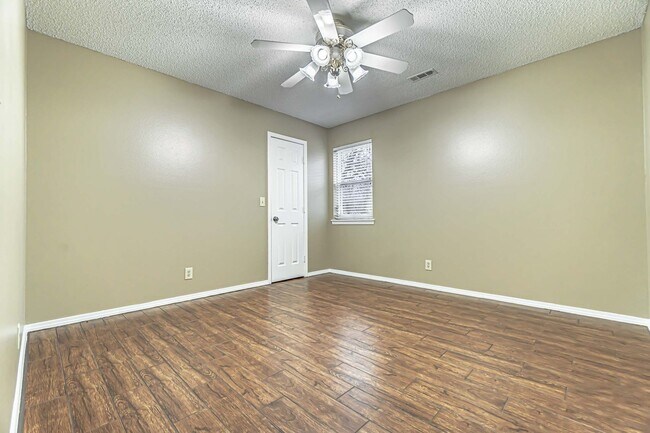 Building Photo - Quiet and Quaint Duplex in Rogers!