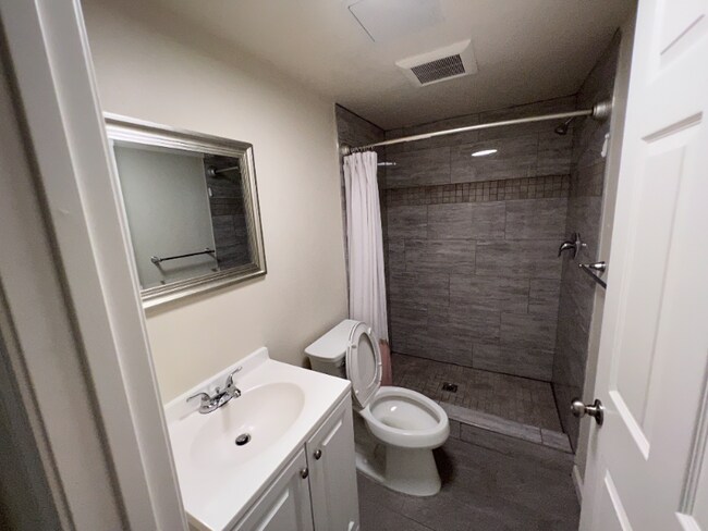 Building Photo - 942 N Van Ness Ave