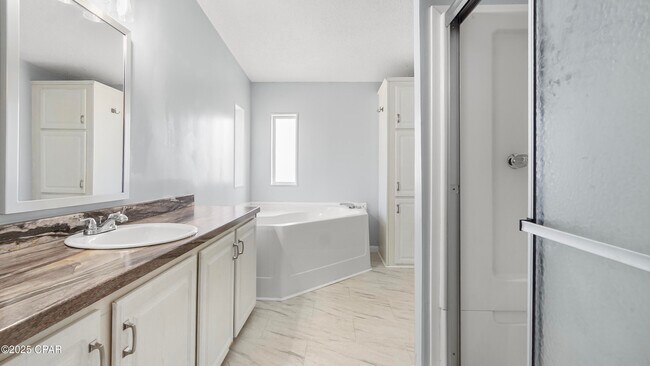 Building Photo - 12808 Clear Creek Rd