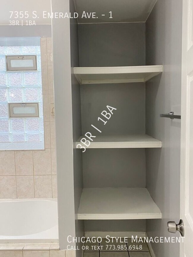Building Photo - Generous Living Space