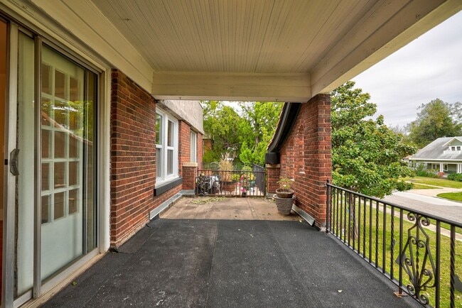 Building Photo - Exquisite 1 Bedroom Brownstone Apartment Steps Away from The Plaza District!