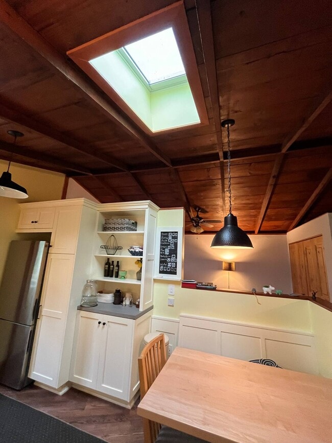 Building Photo - 530 N Laurel Ave