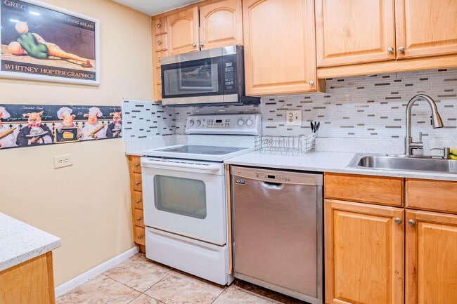 Building Photo - 3710 Inverrary Dr