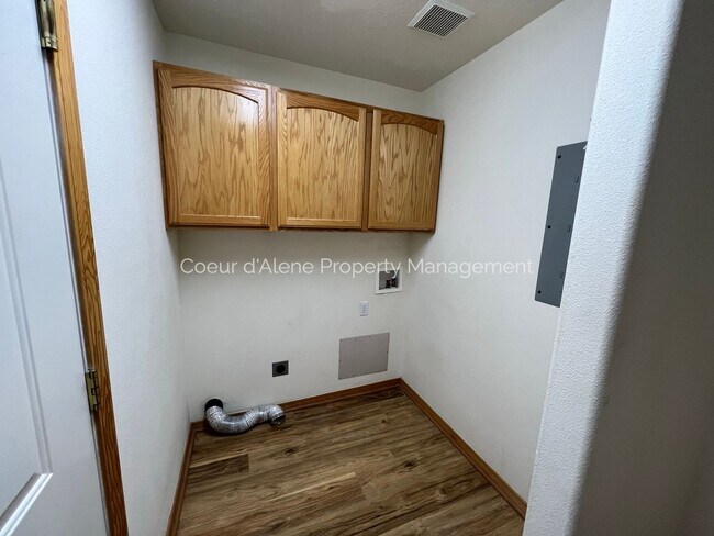 Building Photo - 2 bed townhouse in gated community w/ River access!