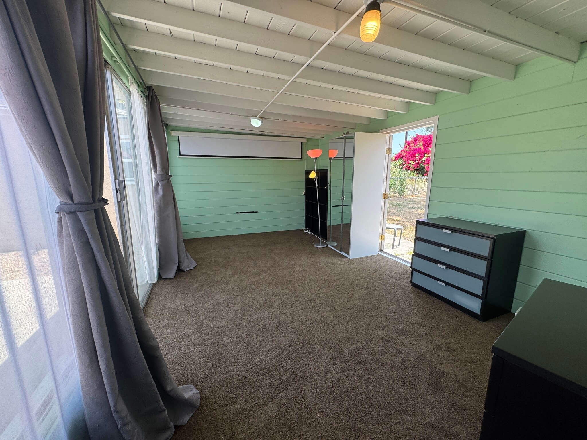 Free projector screen - 6664 Ensign Ave