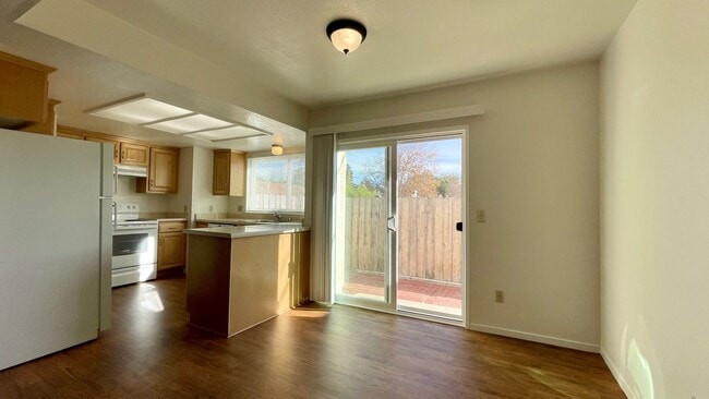 Building Photo - 2 Bedroom Townhouse Near Downtown SLO w/ G...