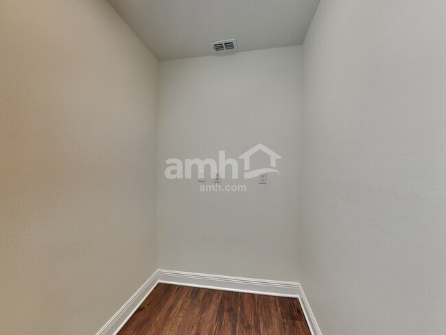 Building Photo - 27265 St Andrews Ave