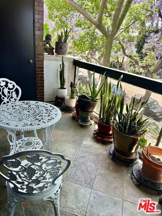 Building Photo - 324 N Palm Dr