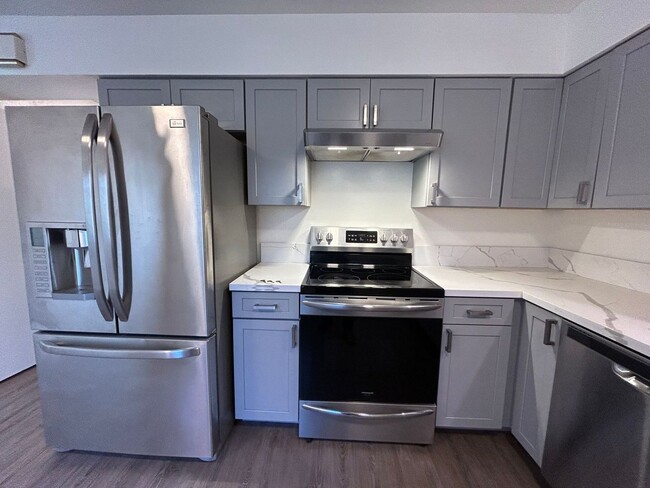 Building Photo - Spacious 3bdrm townhouse with yard & washe...