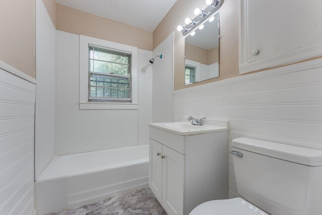 Building Photo - Beautifully renovated 3bedroom -1.5 bath h...