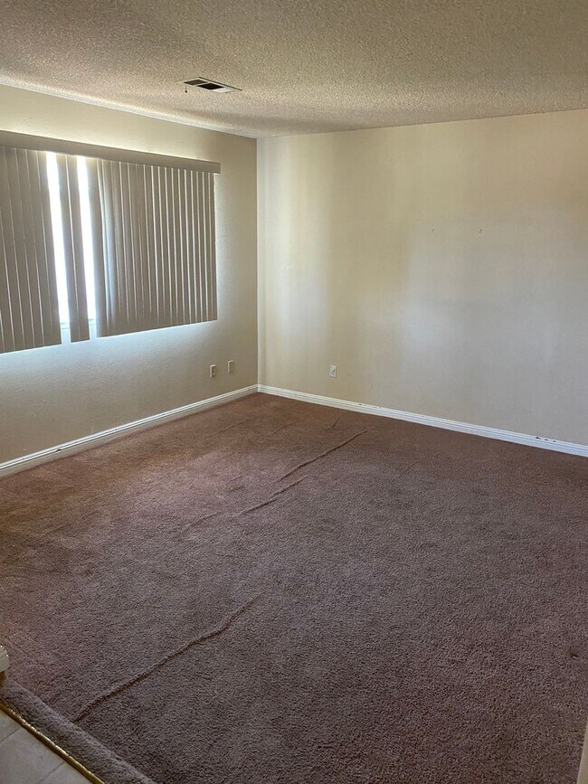 Building Photo - Spacious home in Northeast Hanford, central air, quiet cul-de-sac lot!
