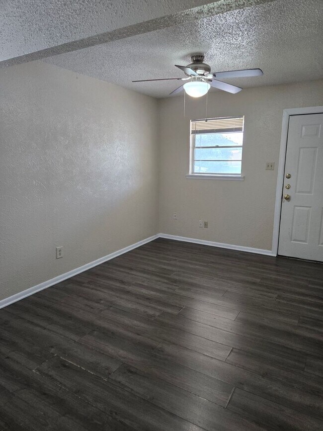 Building Photo - 612 Sunset Ln