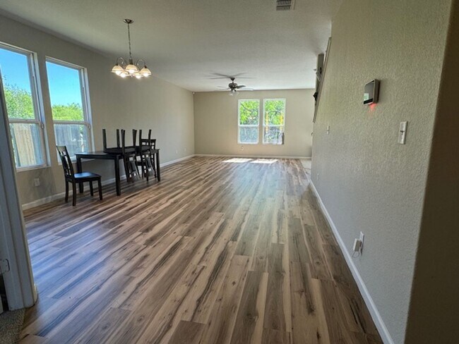 Building Photo - Super Nice! Featuring 4 bedroom/ 3 bath
