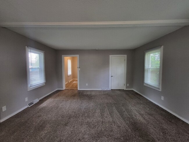 Building Photo - 1 Bedroom home with garage!