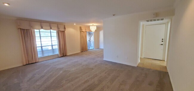 Building Photo - 10574 High Hollows Dr