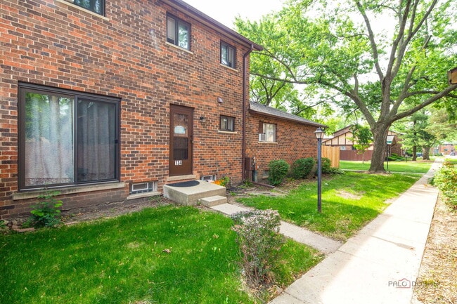 Building Photo - 1S134 Holyoke Ln