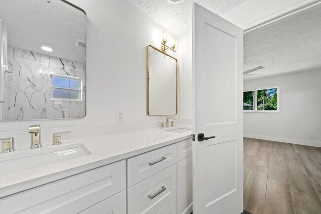 Building Photo - 2416 N W Everglades Blvd