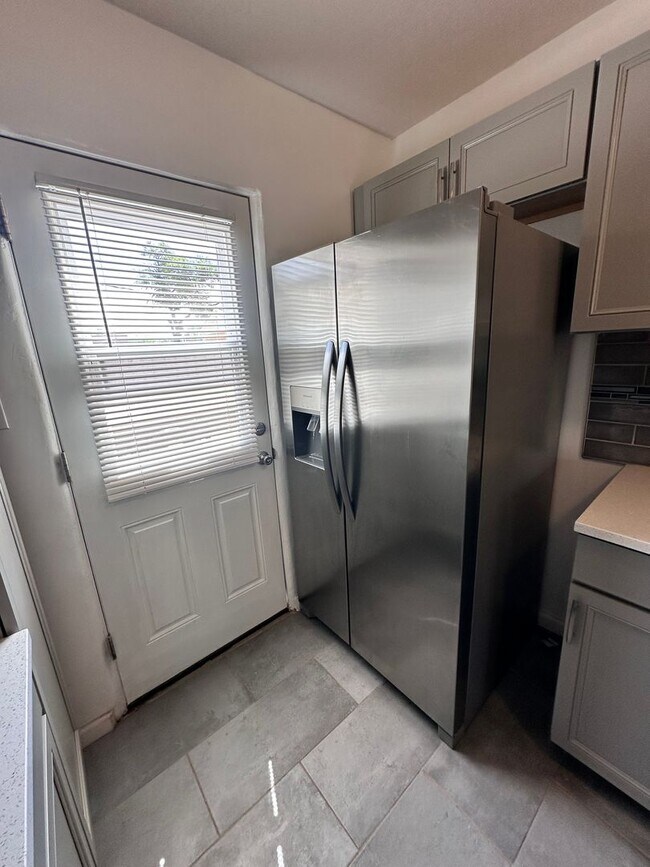Building Photo - 2120 La Veta Dr