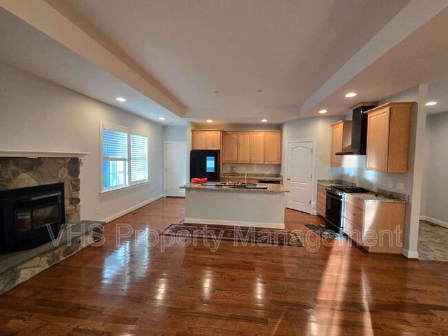 Building Photo - 2400 Lakeview Pkwy