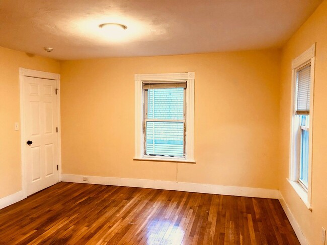 Building Photo - Nice studio with all utilities included