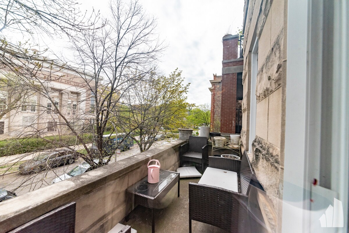 Building Photo - 842 W Waveland Ave