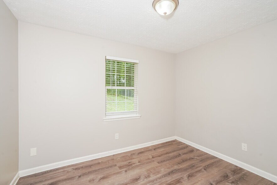 Building Photo - 915 Walnut Creek Ln