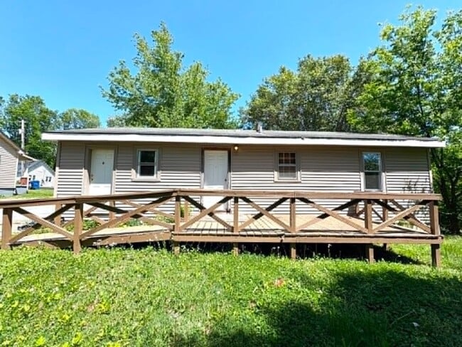 Building Photo - 218 Eastview Dr