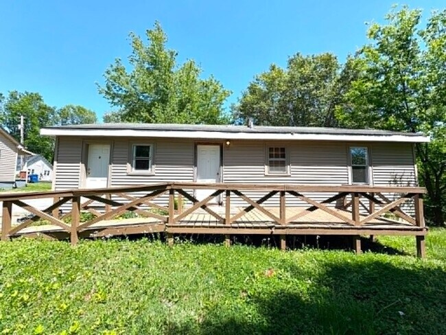 Building Photo - Charming Home!