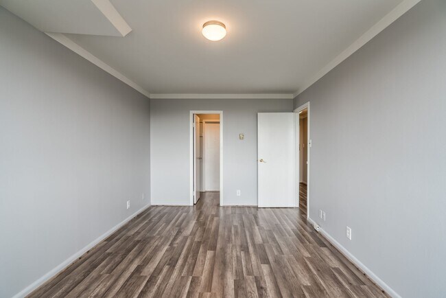 Building Photo - Stunning 1 Bed 1 Bath Condo In Popular High-Rise Fountains Building - Utilities Included