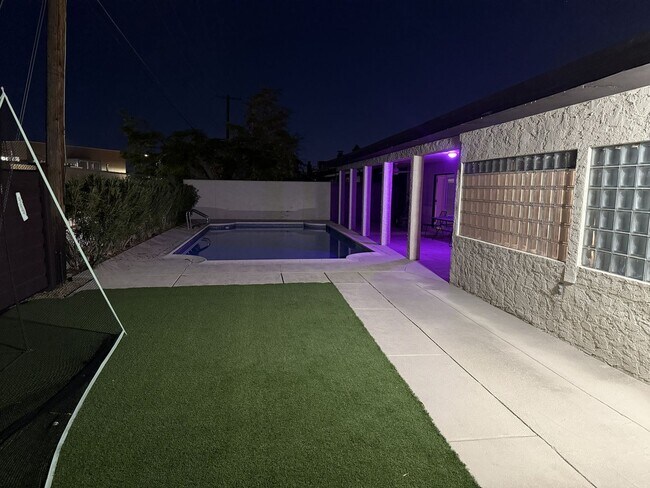 Building Photo - Paradise Palms – No neighbors behind you –...