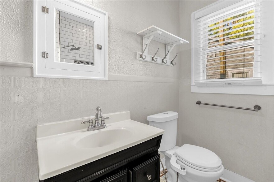 Building Photo - 1633 E Concord St