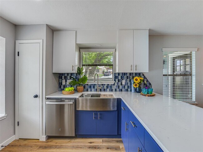 Building Photo - 12900 Campos Dr