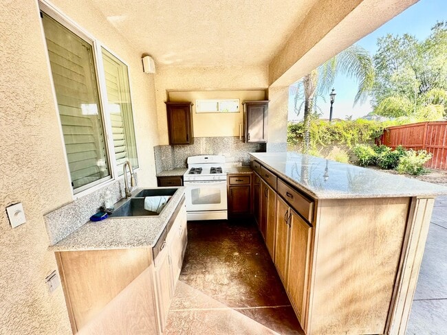 Building Photo - HUGE 5/3 Sanger Home with SOLAR