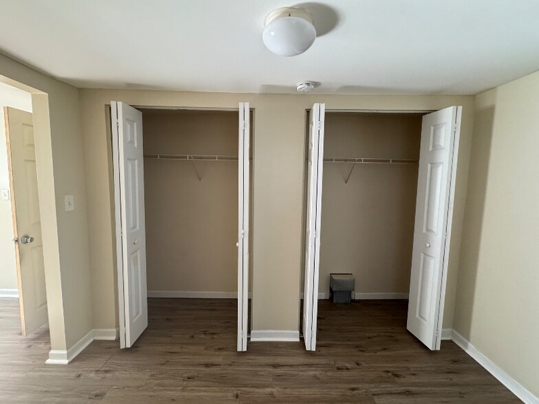 Building Photo - 8 Walnut Ave