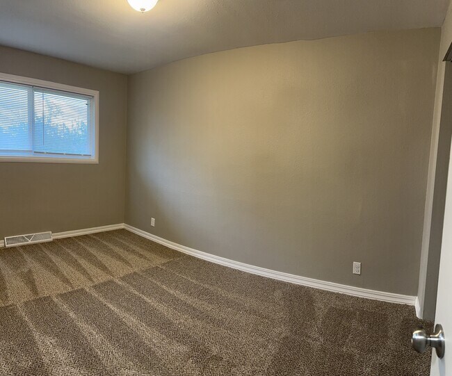 Building Photo - 602 Sara St