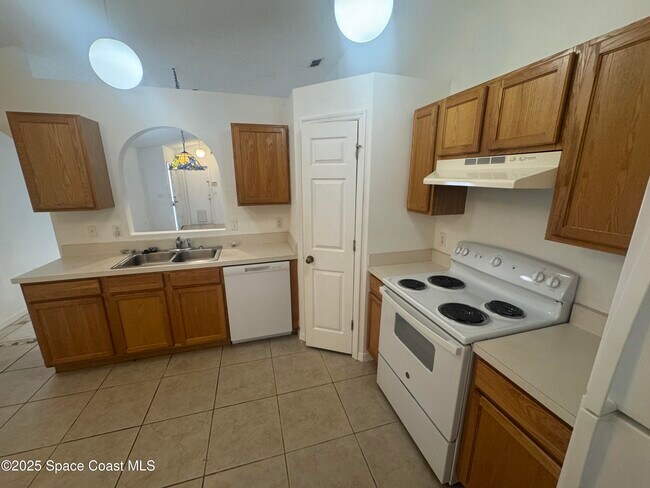 Building Photo - 2129 Redwood Cir