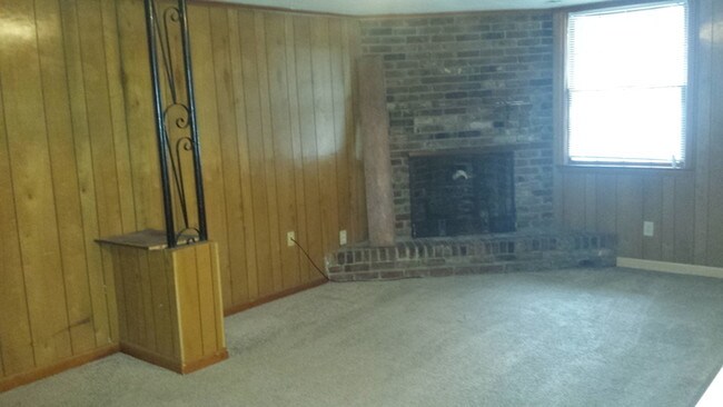 Building Photo - Feels like home-3 BR Brick