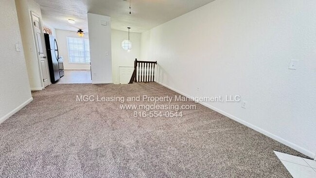 Building Photo - Creekwood Townhomes with 2-vehicle garage ...