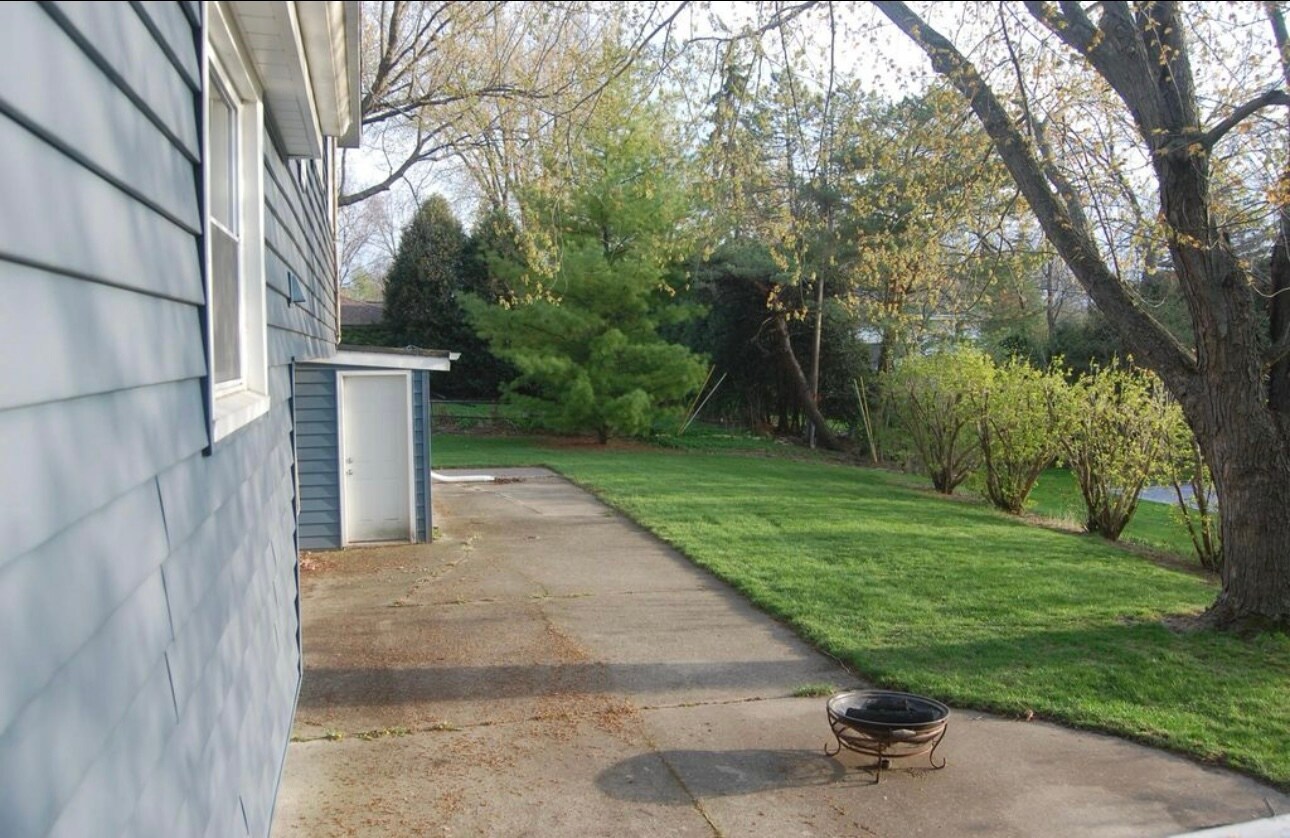 Building Photo - 4575 Coral Dr