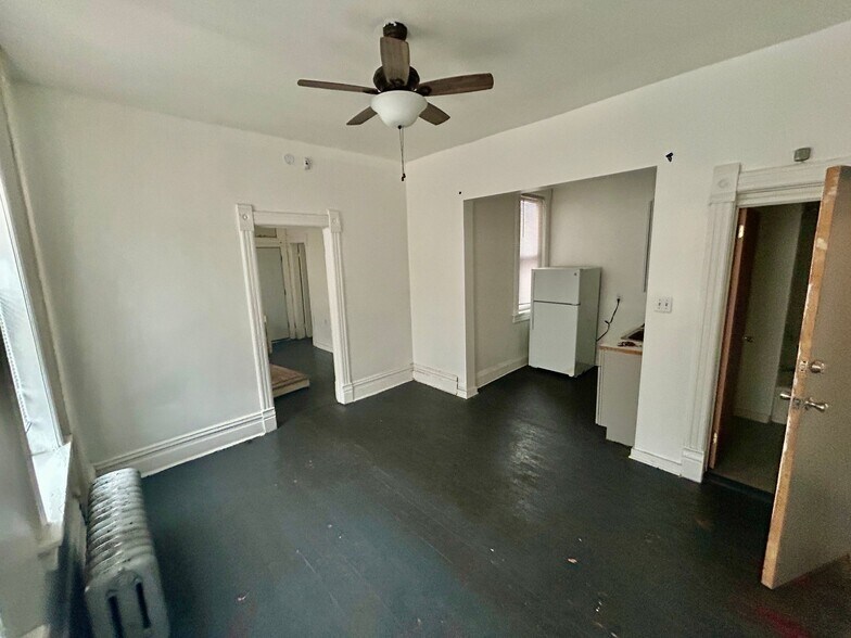 Building Photo - 735 E 88th St