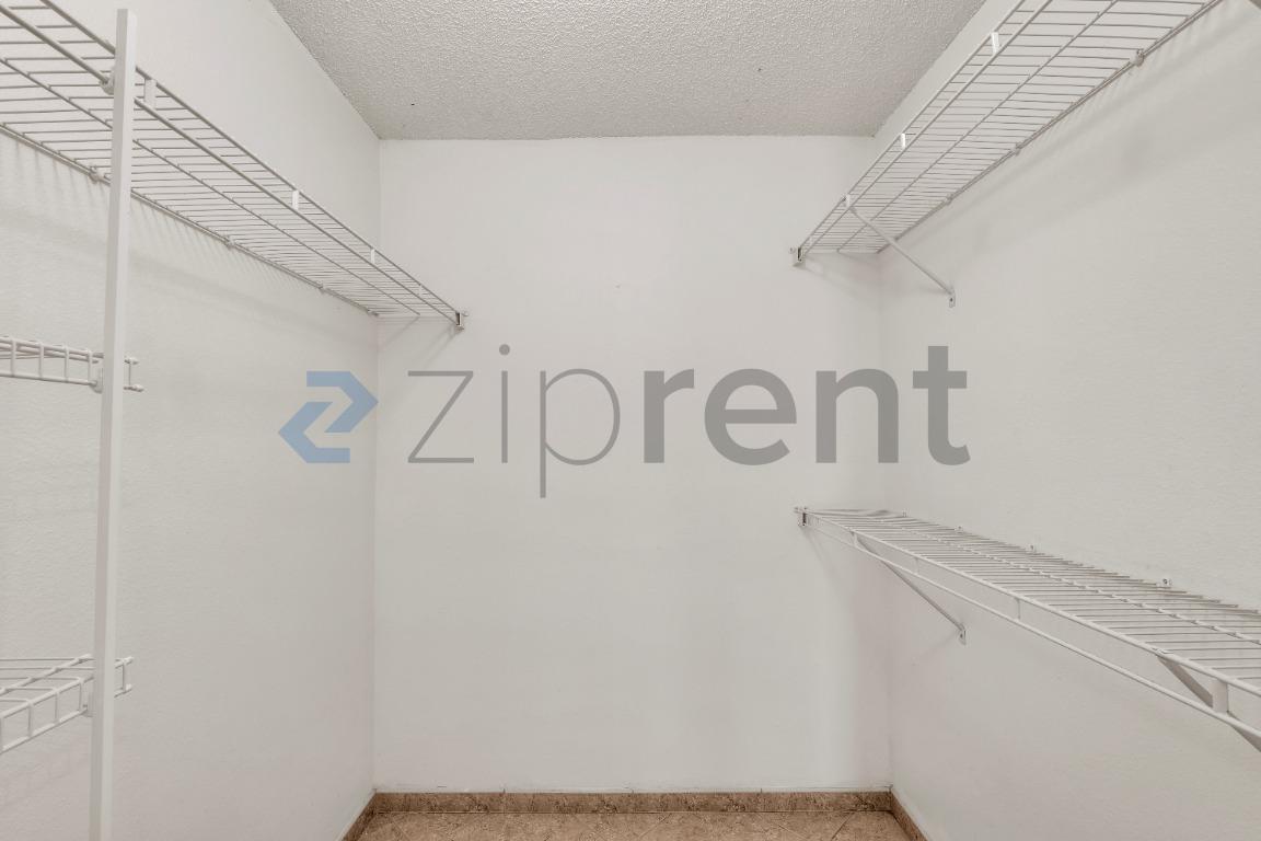 Building Photo - Unit
