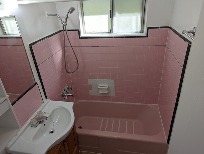 Building Photo - Beachside Studio