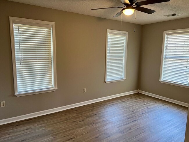 Building Photo - FOR RENT - 4 BR, 2 BA!