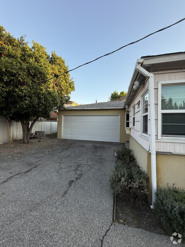 Building Photo - 4531 Mammoth Ave