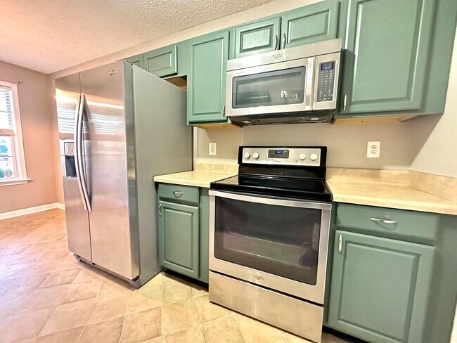 Building Photo - Cozy Single-Family Home with a Fenced Backyard