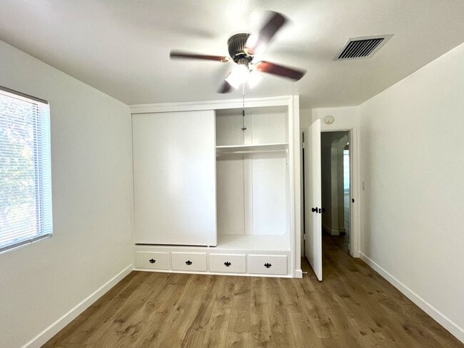 Building Photo - 3 bed, 2 bath located in Riverside!