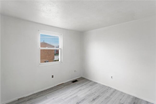 Building Photo - 310 Enright Ct