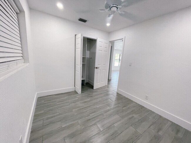 Building Photo - 5649 S 37th Ct